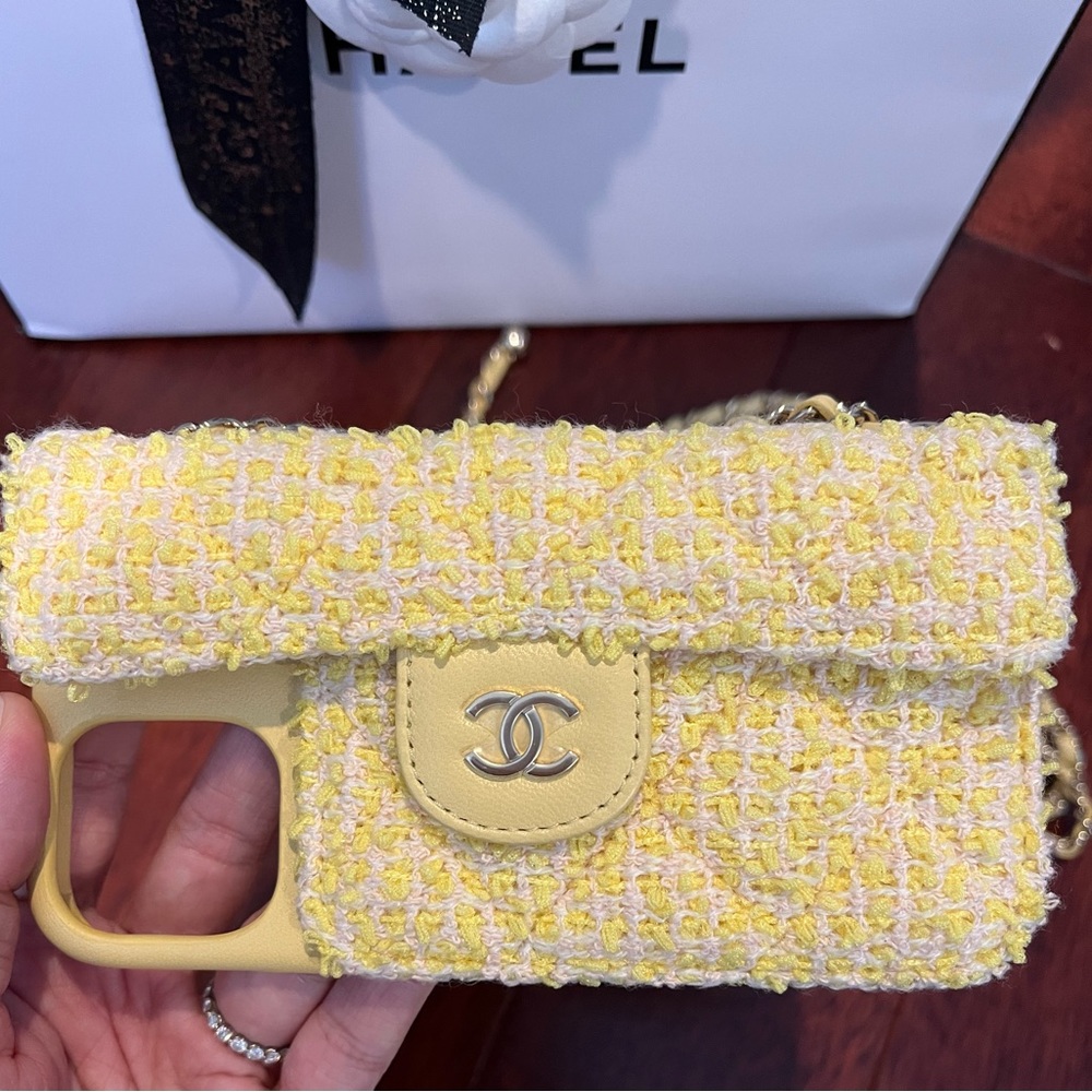 ❌SOLD❌ 100% authentic Chanel 21S iPhone 12/13 case